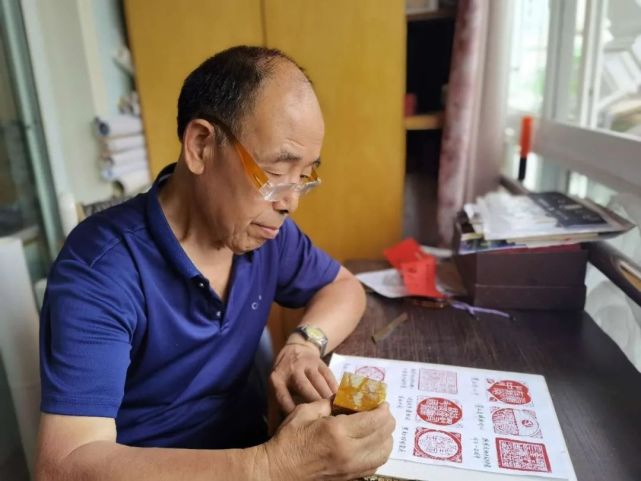 是成都一位书法名家13年前游览昭化古城时,赠予王子义的墨宝