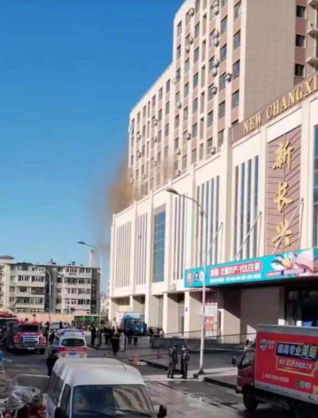 大连一市场火灾致8人遇难商户地下二层有施工火灾现场有刺鼻气味