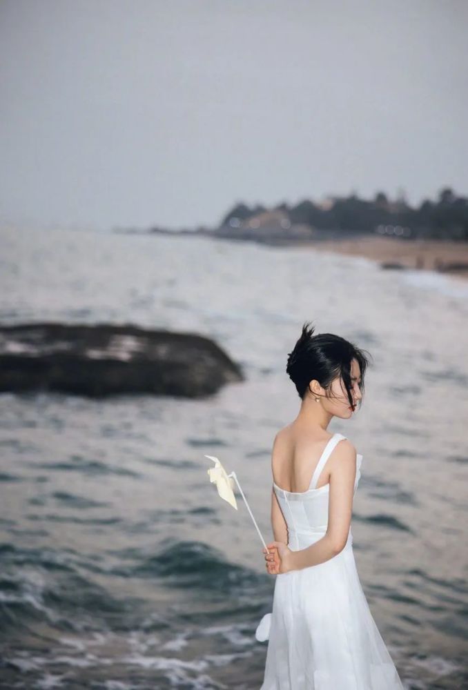 邢菲海边日落月升大片黑白纱裙造型浪漫优雅