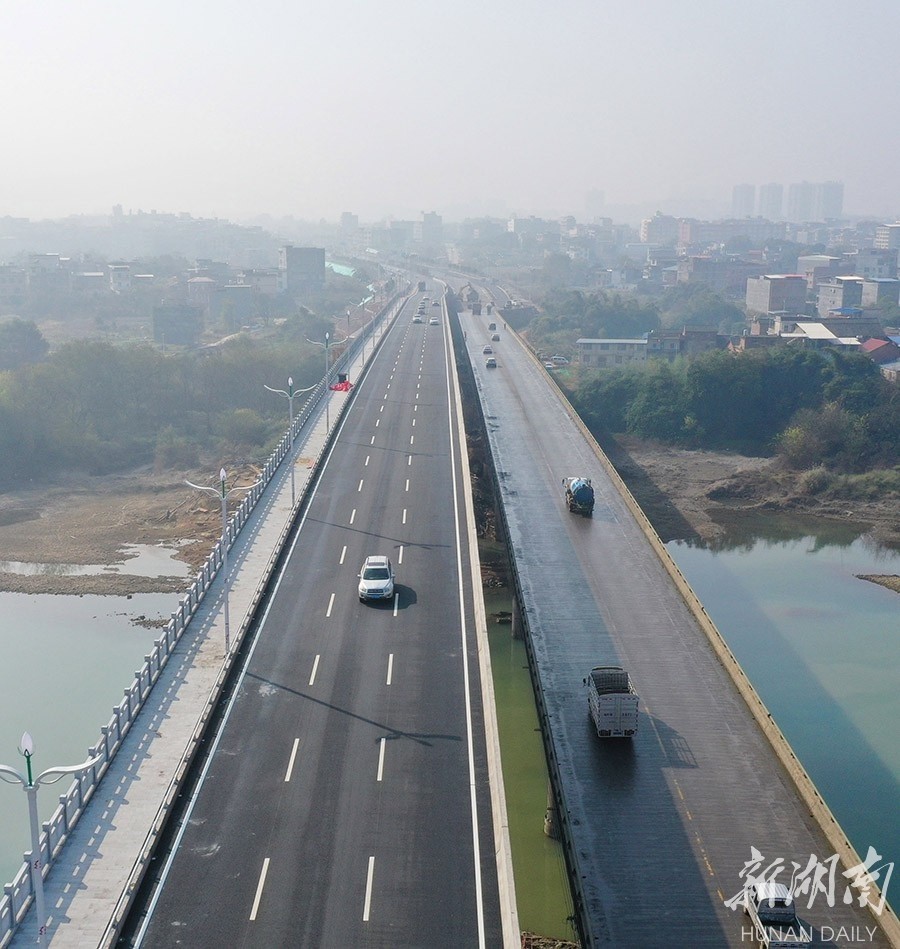 1月2日,207国道道县绕城公路潇水二桥拓宽大桥正式通车.