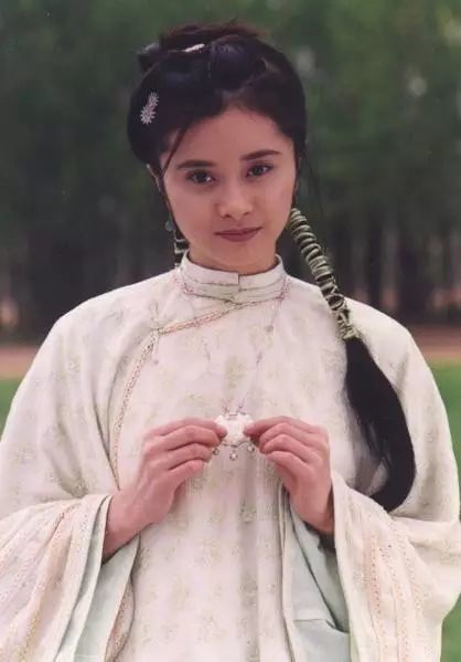 仪琳,时时刻刻心心念念着她的令狐大哥上个月刚过46岁生日的何美钿,这