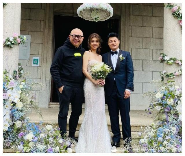 还有《开心速递》秘书林美香的扮演者谢芷伦,她也嫁人了,婚礼上她穿上
