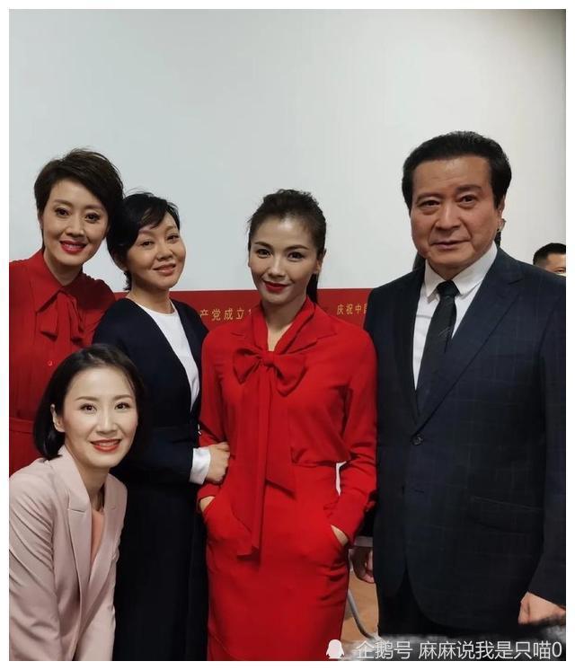 明星后台合影个个真实闫妮皮肤蜡黄脸盘子大都是营销的漂亮