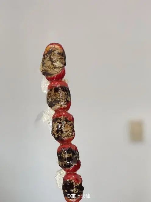 去年豆沙糖堆儿还是4块钱一串呢小编家楼下的糖堆儿小车今年糖堆儿也