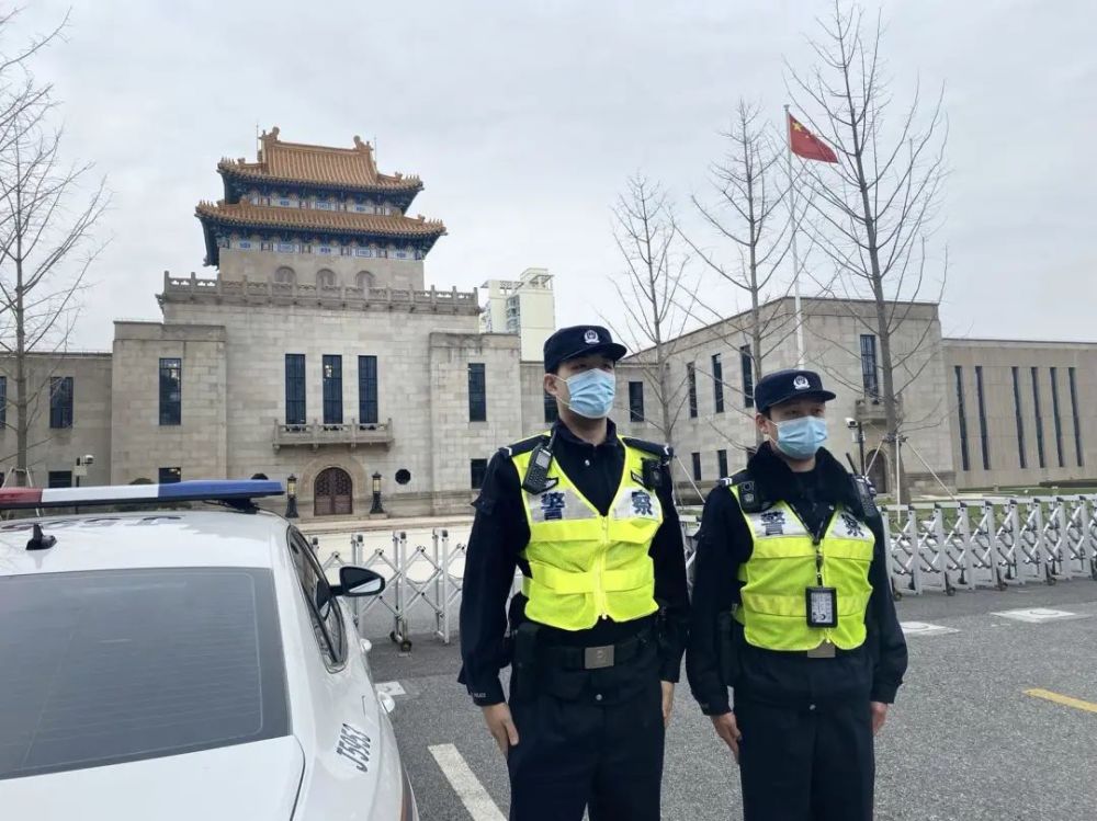 节日依旧坚守岗位他们为平安杨浦站岗