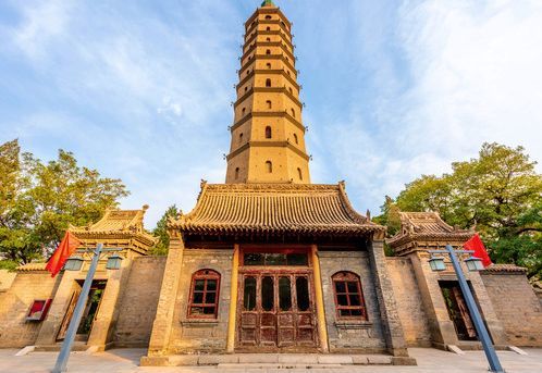 寺院內修建了博物館和古建築展廳,收藏了許多寧夏曆史,民族,軍事等