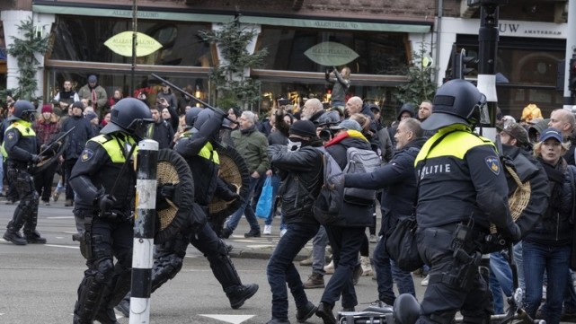 首都阿姆斯特丹爆發反對政府防疫措施的抗議活動,期間警民發生衝突