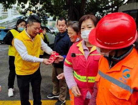 惠州市大亞灣區房地產協會會長,紅棉慈善會榮譽會長譚建文給環衛工人