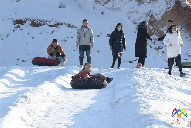 振兴小镇冰雪世界开园啦!