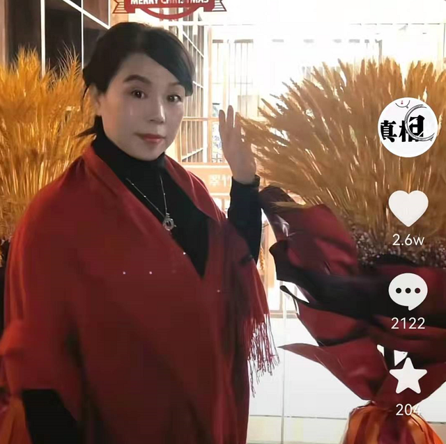 开封舅舅陪妹妹跨年姚师兵给许妈送新年礼物让她流下幸福泪水