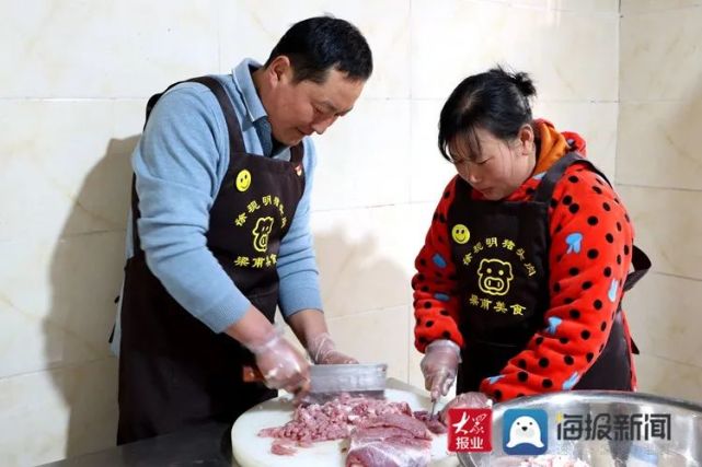 徐现明夫妇二人都是土生土长的莒县人,十年前他们制作猪头肉摆摊,也在