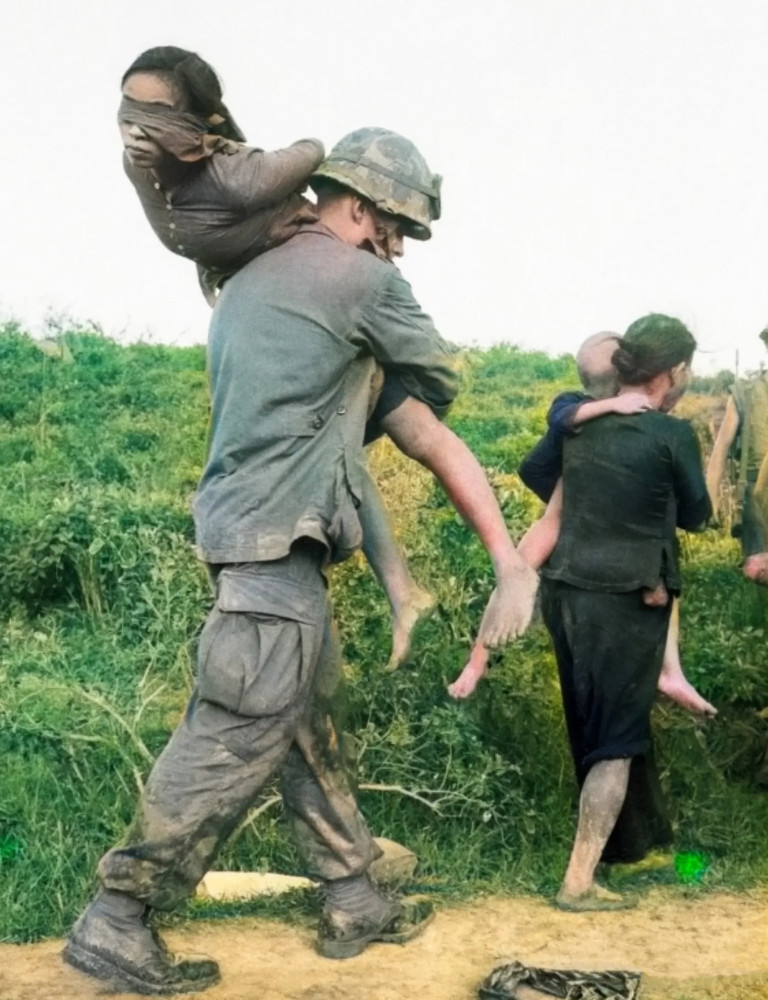 老照片越南街頭被南越士兵打死的北越士兵在水上行走的游擊隊