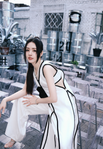 郭碧婷挑战女团风白色背心配阔腿裤梳高马尾干净利落