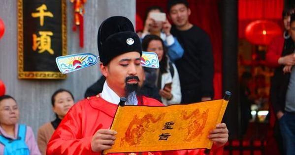 写得好,还得有良好的德行,要孝顺父母,所以,皇帝很少去封赏状元的父亲