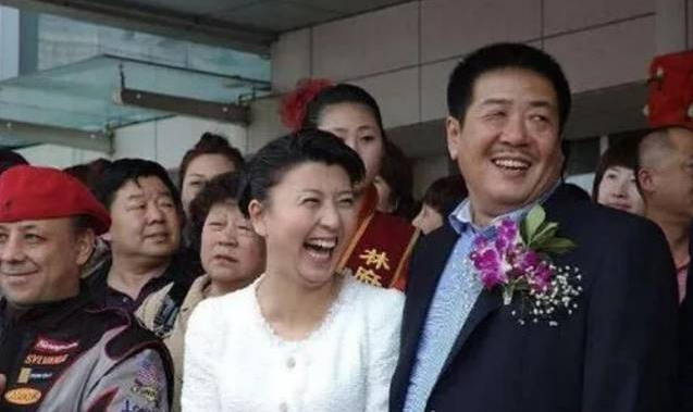 7次登春晚嫁大10岁丑丈夫曾经的文艺女军官现在成这样