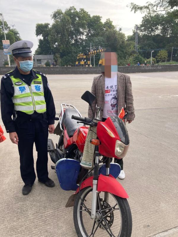 元旦首日,石排公安交警共查处3名无证驾驶无牌摩托车人员,查扣违法