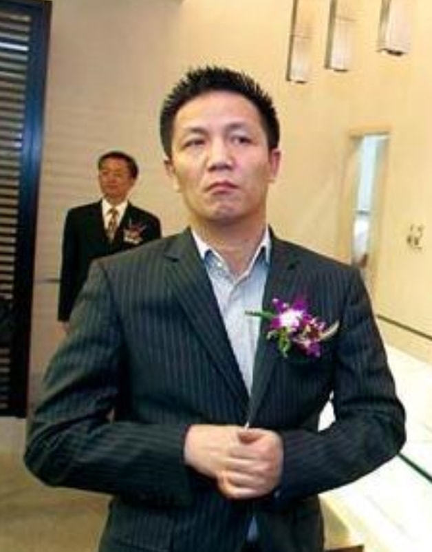 劣迹斑斑的周正毅入狱16年躺赚30亿一场生日宴折了6名主持人