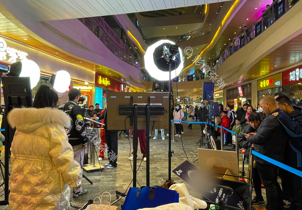 长沙街头网红户外直播现场人气爆棚被围得水泄不通