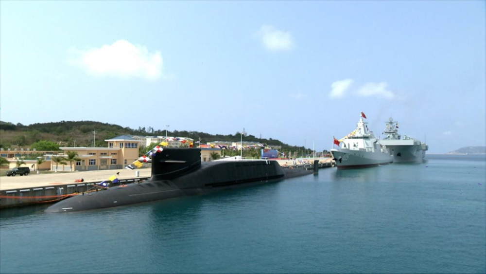 2021年4月23日,在人民海军建军72周年的当天,三艘主力舰艇在海南三亚