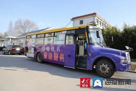 日照市东港区图书馆"流动图书服务车"近日,享受到图书馆丰富的资源.