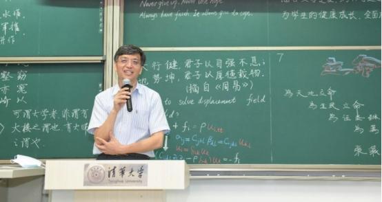清华大学老师板书走红，被称为行走的打印机，网友：不会逃课了【图文】板书老师