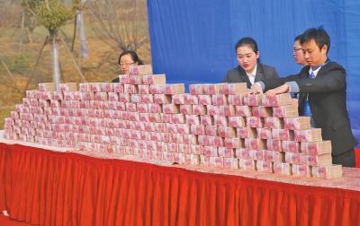 洛阳一工地摆2千万现金发工资