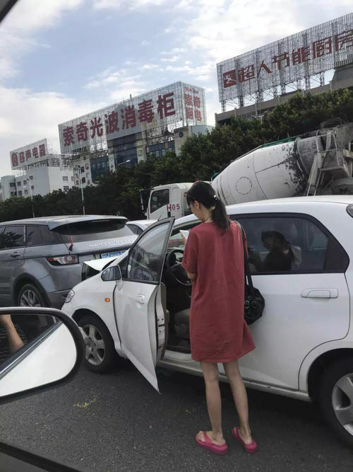 公交車墜江女司機被冤枉事件讓人警醒人心太容易被誤會大家需要更客觀