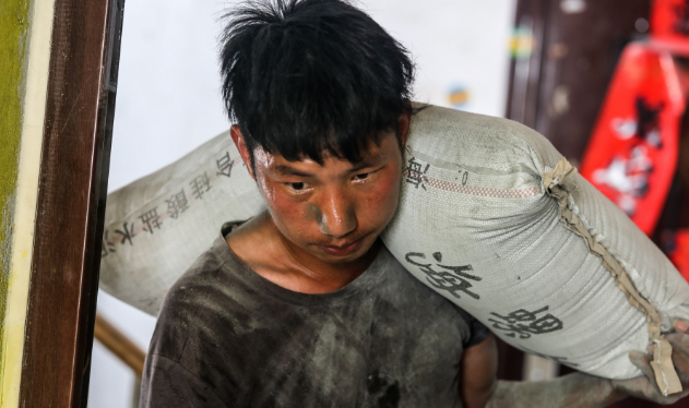 50袋水泥扛上6楼给300块报酬够不够农民工不假思索直接拒绝