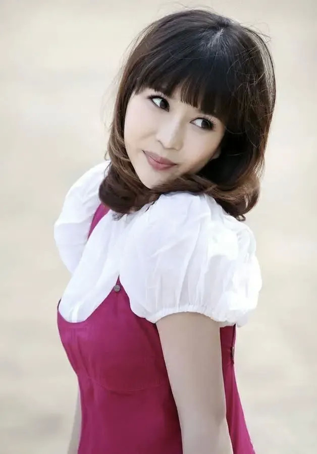 1993年45岁的侯耀文娶了小自己20岁的女演员袁茵让侄子戴志诚帮着照顾