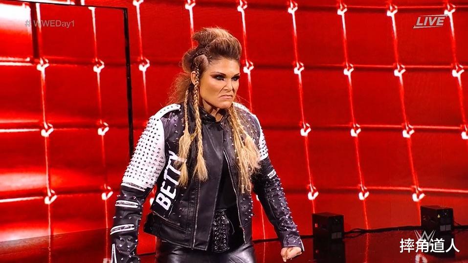 很多摔迷此前都预测凤凰女贝丝会在day 1回归助力艾吉,而她也确实来了