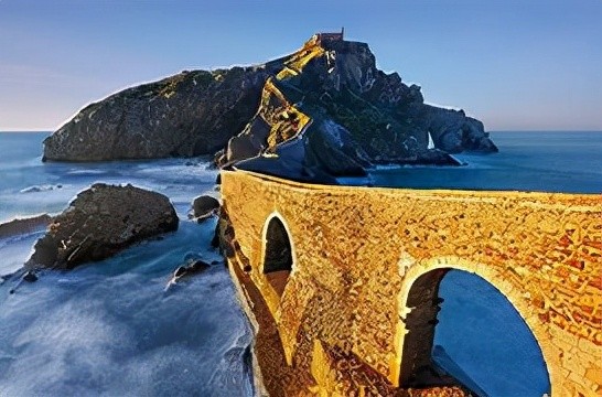 世界风光欣赏——从西班牙巴斯克自治区的加兹特鲁加特岛眺望