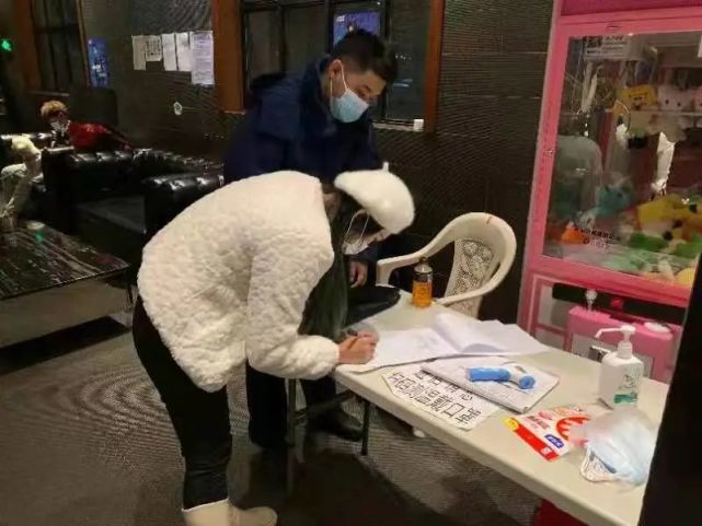 节日期间,鸡西市消防救援支队支队长黄胜带队先后深入龙城花园,蓝湖湾