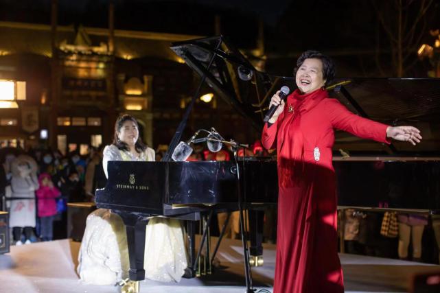 图为田佳鑫并与女高音歌唱家王月英合作一曲《我爱你,中国》.