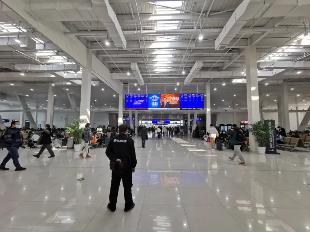 地获取车次信息出站口,乘客刷身份证有序出站为苏州北站新候车厅点赞!