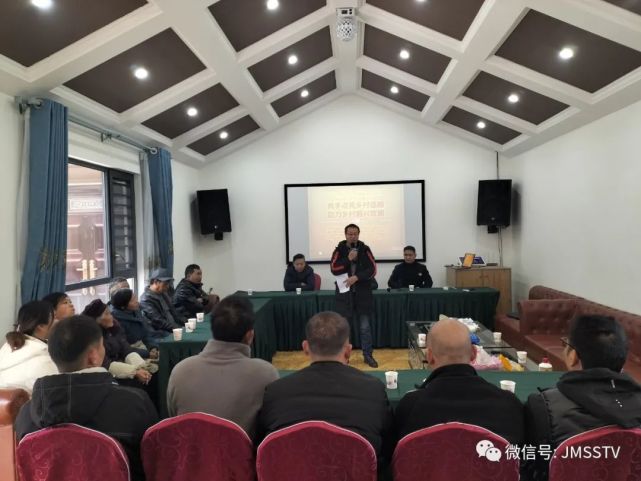 曹清林代表发起人发表了讲话为首次公益携手点亮乡村道路,助力乡村