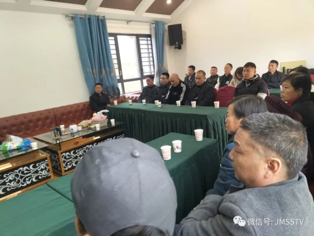 曹清林代表发起人发表了讲话为首次公益携手点亮乡村道路,助力乡村