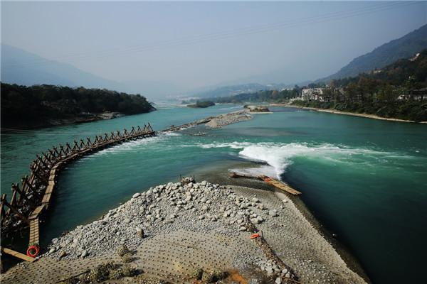 由於它建築在岷江衝出山口呈彎道環流的江心,冬春季江水較枯,水流經魚