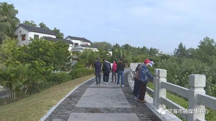 走進博鰲鎮沙美村,綠意盎然,海河湖泉景色相繼進入眼簾,寬闊平坦的