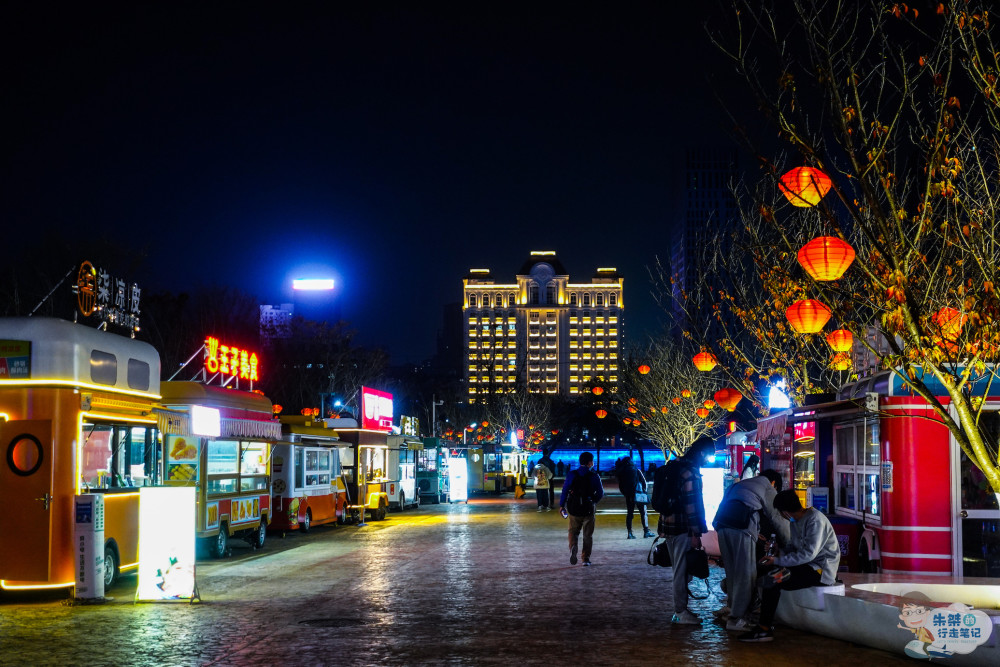 宜昌一特别的夜市,年轻人喜爱有加,坐落在与葛洲坝并