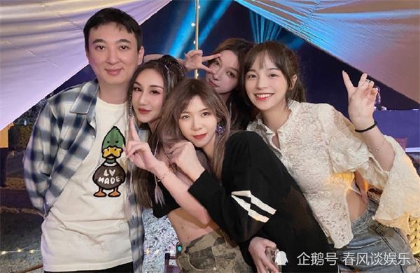 王思聪生日宴现场曝光与5个美女左拥右抱豪华和美女两不误