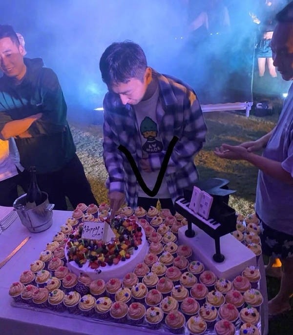 上摆放这生日蛋糕,在点蜡烛许愿时,大家纷纷唱起了生日歌,祝福王思聪