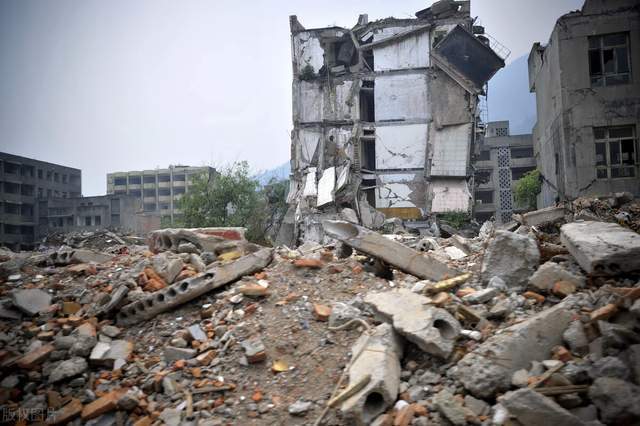 雲南麗江突發地震理髮師第一時間保護小男孩網友紛紛點贊