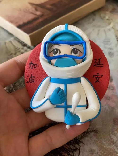 女子用泡泡泥捏制"最美医务人员"卡通形象,网友直呼:萌翻了