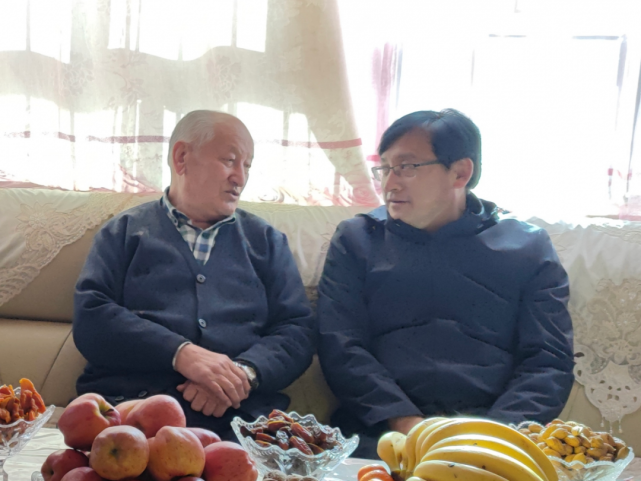 合德尔胡加亲切交谈县委书记杨全国,人大副主任玉素甫江·阿不都拉