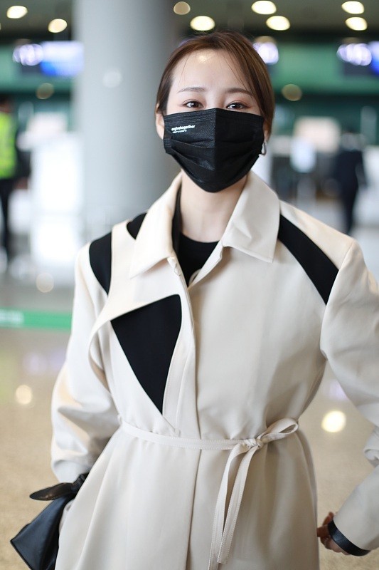 李纯淡妆走机场身穿黑白拼接大衣格外亮眼气质感真挺强
