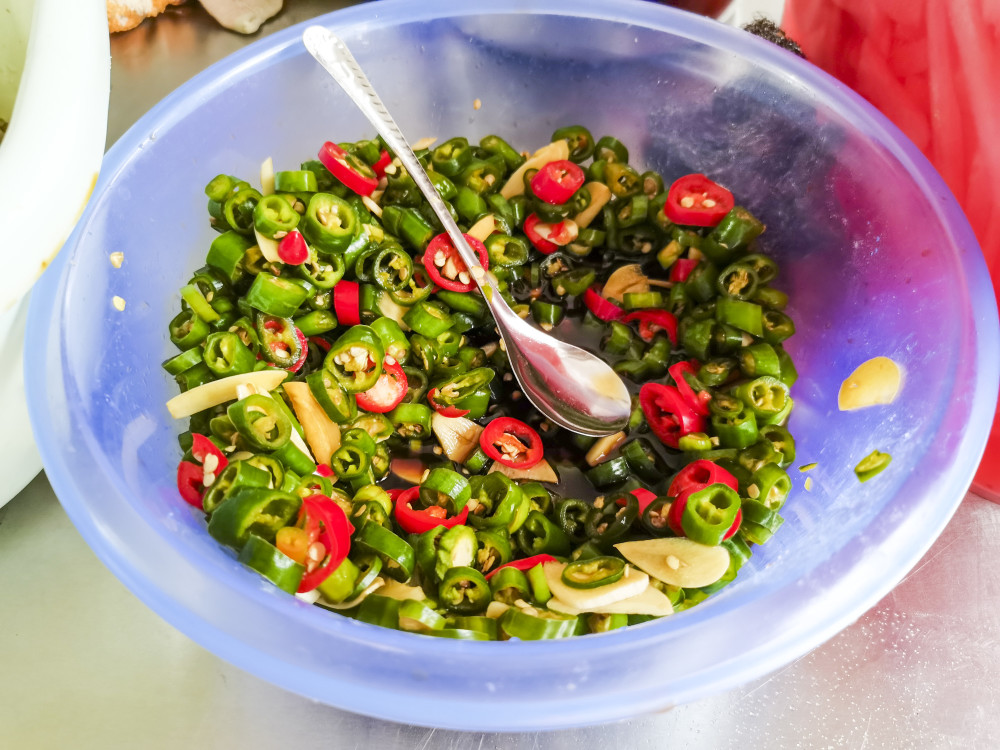 很累,所以怕吃得太辣会上火,于是就跟店家说,你炒菜别放辣椒啊