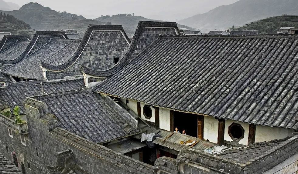 由庙,祠,宅,仓,桥等各类古建筑组成,以"横排"家族堡垒式布局,民居之间