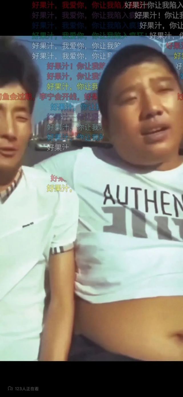 《因为你我会记住那一分钟》里,视频内容是快手博主"虎哥"和"小亮"的