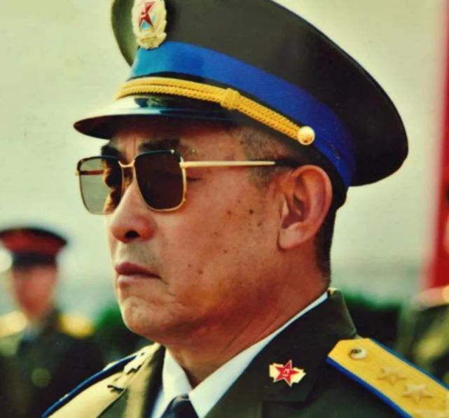 成都军区空军的首任司令员被免职,政委继续身居要职,63岁升中将