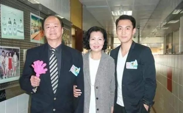 狄龙的儿子,同时也是"林氏集团",也就是经纪人林姗姗,艺人林海峰及